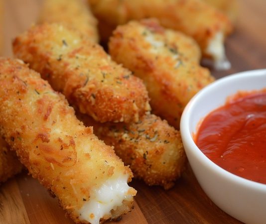 Mozzarella stick, dünyada en çok sevilen atıştırmalıklar arasında yer alır. İçindeki erimiş mozarella peynirinin dışındaki çıtır kaplama ile buluşması, hem dokusal hem de lezzet açısından eşsiz bir deneyim sunar. İlk kez Amerika’da fast food zincirlerinde yaygınlaşan bu atıştırmalık, kısa sürede Avrupa ve Asya mutfaklarına da girmiştir. Bugün neredeyse tüm dünyada restoran menülerinde, kafelerde ve ev mutfaklarında tercih edilen bir seçenek haline gelmiştir. Konulu bir haber görseli.