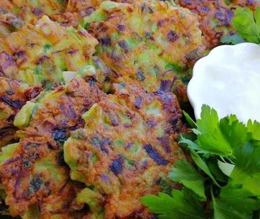 Türk mutfağının en hafif ve en sevilen yemeklerinden biri olan mücver, özellikle kabak ile hazırlanmasıyla bilinir. Osmanlı mutfağından günümüze kadar uzanan bu yemek, hem pratik yapımı hem de doyurucu lezzetiyle sofralarda sıkça tercih edilir. Anadolu’nun birçok bölgesinde farklı varyasyonları yapılan mücver, zamanla kahvaltılardan akşam yemeklerine kadar pek çok öğünün vazgeçilmezi haline gelmiştir. Konulu bir haber görseli.