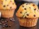Muffin: Küçük Boyda Büyük Tatlı Keyfi Muffin, özellikle kahvaltı ve atıştırmalık kültüründe öne çıkan, küçük boyutlu keklerden biridir. 18. yüzyılda İngiltere’de ortaya çıkan bu mini kekler, kolay hazırlanabilmesi ve taşınabilir yapısıyla hızla popülerleşmiştir. İngiliz mutfağında kahve ile birlikte tüketilen muffin, zamanla Amerika’ya taşınarak farklı tat ve sunumlarla çeşitlenmiştir. Konulu bir haber görseli.