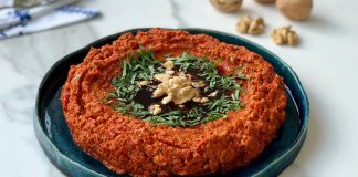 Muhammara, özellikle Akdeniz ve Orta Doğu mutfaklarının sevilen mezelerinden biridir. Muhammara, kırmızı biber, ceviz ve zeytinyağı ile hazırlanan, hem lezzetli hem de besleyici bir mezedir. İçerdiği sağlıklı yağlar ve proteinler sayesinde hem enerji verir hem de vücut sağlığını destekler. Ceviz, özellikle omega-3 açısından zengin olmasıyla kalp sağlığını desteklerken, kırmızı biberin içerdiği vitaminler bağışıklık sistemini güçlendirir. Konulu bir haber görseli.