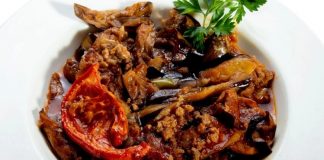 Türk mutfağının en bilinen yemeklerinden biri olan musakka, köklü geçmişi ve Anadolu’daki çeşitliliği ile dikkat çeker. Osmanlı döneminden bugüne sofralarda kendine yer bulan bu yemek, et ve sebzenin muhteşem uyumunu bir arada sunar. Hem kıymalı hem de sebzeli yapısı sayesinde besleyici bir öğün olan musakka, özellikle aile sofralarının vazgeçilmezleri arasındadır. Konulu bir haber görseli.