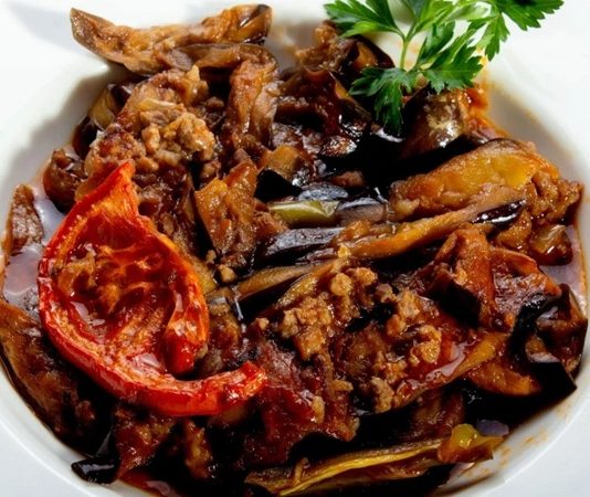 Türk mutfağının en bilinen yemeklerinden biri olan musakka, köklü geçmişi ve Anadolu’daki çeşitliliği ile dikkat çeker. Osmanlı döneminden bugüne sofralarda kendine yer bulan bu yemek, et ve sebzenin muhteşem uyumunu bir arada sunar. Hem kıymalı hem de sebzeli yapısı sayesinde besleyici bir öğün olan musakka, özellikle aile sofralarının vazgeçilmezleri arasındadır. Konulu bir haber görseli.