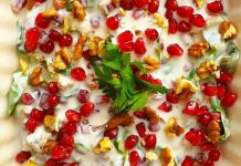 Narlı cevizli salata, hem görselliği hem de lezzeti ile sofralarda öne çıkan bir tariftir. Geleneksel Türk mutfağında yer alan salataların modern yorumlarından biri olarak, özellikle davet sofralarında ve özel günlerde sıkça tercih edilir. Narın canlı kırmızı rengi ve cevizlerin kıtırlığı, salatayı hem iştah açıcı hem de besleyici kılar. Konulu bir haber görseli.