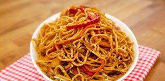 Noodle, Asya mutfağının en bilinen yiyeceklerinden biridir. Tarihi binlerce yıl öncesine kadar uzanan bu yiyecek, özellikle Çin, Japonya, Kore ve Tayland gibi ülkelerde büyük bir kültürel değer taşır. Pirinç, buğday veya yumurta gibi farklı malzemelerle hazırlanabilen noodle, bölgeden bölgeye farklılık gösterir. Çin mutfağında genellikle buğday unuyla yapılan versiyonları tercih edilirken, Japonya’da ramen ve soba çeşitleri öne çıkar. Konulu bir haber görseli.