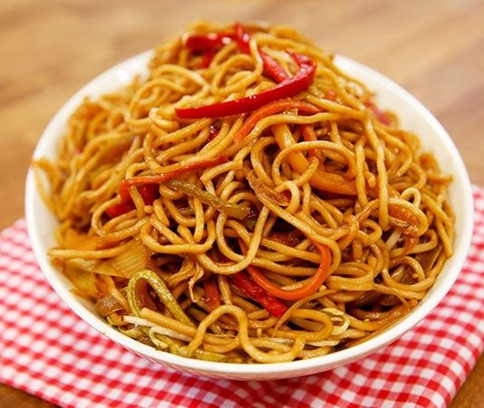 Noodle, Asya mutfağının en bilinen yiyeceklerinden biridir. Tarihi binlerce yıl öncesine kadar uzanan bu yiyecek, özellikle Çin, Japonya, Kore ve Tayland gibi ülkelerde büyük bir kültürel değer taşır. Pirinç, buğday veya yumurta gibi farklı malzemelerle hazırlanabilen noodle, bölgeden bölgeye farklılık gösterir. Çin mutfağında genellikle buğday unuyla yapılan versiyonları tercih edilirken, Japonya’da ramen ve soba çeşitleri öne çıkar. Konulu bir haber görseli.