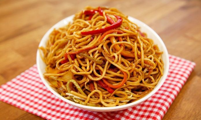 Noodle Dünyada ve Türkiye’de Popülerliği Artan Bir Lezzet Noodle, Asya mutfağının en bilinen yiyeceklerinden biridir. Tarihi binlerce yıl öncesine kadar uzanan bu yiyecek, özellikle Çin, Japonya, Kore ve Tayland gibi ülkelerde büyük bir kültürel değer taşır. Pirinç, buğday veya yumurta gibi farklı malzemelerle hazırlanabilen noodle, bölgeden bölgeye farklılık gösterir. Çin mutfağında genellikle buğday unuyla yapılan versiyonları tercih edilirken, Japonya’da ramen ve soba çeşitleri öne çıkar. Konulu bir haber görseli.