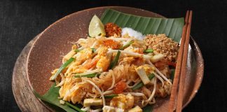 Pad Thai Dünyanın En Sevilen Uzak Doğu Lezzetlerinden Biri Pad Thai, Tayland mutfağının en bilinen yemeklerinden biridir ve dünya genelinde milyonlarca insan tarafından sevilerek tüketilmektedir. Bu yemek, özellikle Tayland’ın kimliğini yansıtan bir lezzet olarak öne çıkar. 1930’lu yıllarda ülkenin milli kimliğini güçlendirmek amacıyla öne çıkarılan bu yemek, kısa sürede Tayland’ın ulusal yemeklerinden biri haline gelmiştir. Pirinç eriştesiyle yapılan bu özel yemek, Tayland’ın zengin mutfak kültürünü uluslararası alanda temsil etmektedir. Konulu bir haber görseli.