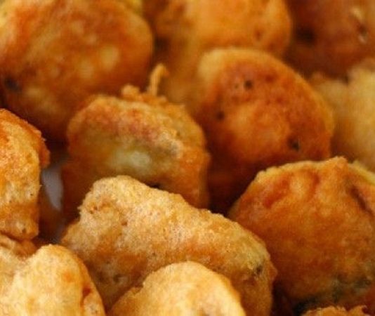 Pane Sebze: Çıtır Lezzetlerle Sağlıklı Atıştırmalık Pane sebze, son yıllarda sağlıklı atıştırmalık ve garnitür seçenekleri arasında ön plana çıkan bir lezzet olarak mutfaklarda yerini aldı. Kökeni Avrupa mutfağına dayanan bu tarif, sebzelerin çıtır dış yüzeyle kaplanıp kızartılması veya fırınlanmasıyla hazırlanır. Konulu bir haber görseli.