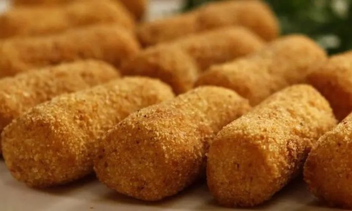 Patates Kroket Çıtır Dışı ve Yumuşak İçin Vazgeçilmez Lezzet Patates kroket, özellikle Avrupa mutfağında uzun bir geçmişe sahip olan, çıtır dış yüzeyi ve yumuşak iç dokusuyla öne çıkan bir atıştırmalıktır. İsmi Fransızca “croquette” kelimesinden gelir ve bu tür atıştırmalıkların altın sarısı, çıtır dış kaplamasıyla tanınması, lezzetinin simgesi haline gelmiştir. Konulu bir haber görseli.