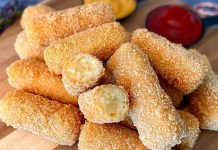 Patates kroket, hem çocukların hem de yetişkinlerin favori atıştırmalıkları arasında yer alıyor. Dışı çıtır çıtır, içi yumuşacık olan bu lezzetli atıştırmalık, farklı soslarla birlikte sunulduğunda sofraların yıldızı hâline geliyor. Patates kroket, özellikle pratik hazırlanışı sayesinde hem hızlı bir akşam yemeği tamamlayıcısı hem de davet sofralarının şık atıştırmalığı olarak öne çıkıyor. Bu yazımızda patates kroket yapımını, malzeme seçimlerini, pişirme tekniklerini ve sunum önerilerini detaylı şekilde ele alacağız. Konulu bir haber görseli.