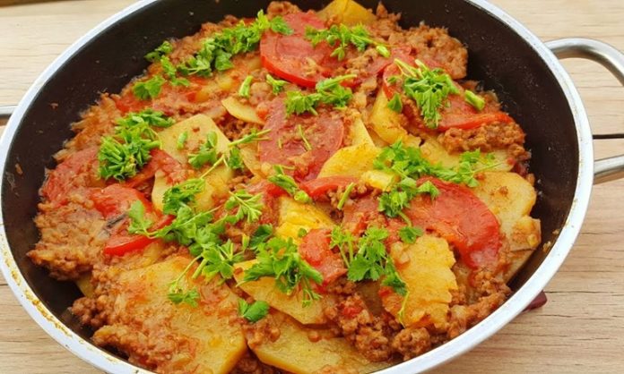 Patates Oturtma Sofraların Vazgeçilmez Geleneksel Yemeği Patates oturtma, Türk mutfağının geleneksel tarifleri arasında önemli bir yere sahiptir. Hem doyurucu hem de lezzetli oluşuyla nesilden nesile aktarılan bu yemek, özellikle ev sofralarının vazgeçilmezlerinden biridir. Patatesin tok tutucu özelliği ile kıymanın besleyici gücü birleştiğinde ortaya çıkan uyum, damaklarda iz bırakan bir tat oluşturur. Konulu bir haber görseli.