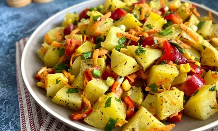 Patates Salatası Sofraların Pratik Ve Lezzetli Mezesi Patates salatası, dünya mutfaklarında olduğu gibi Türk mutfağında da popüler bir meze olarak öne çıkar. Hem pratik hem de doyurucu oluşu, özellikle davet sofralarında ve günlük yemeklerde tercih edilmesini sağlar. Bu salata, patatesin doğal lezzetiyle diğer malzemelerin uyumunu ön plana çıkaran hafif ve besleyici bir seçenektir. Konulu bir haber görseli.