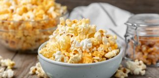 Patlamış mısır, yüzyıllardır insanların favori atıştırmalıklarından biri olmuştur. Kökeni Amerika kıtasına dayanan bu lezzet, ilk olarak yerli halk tarafından keşfedilmiş ve tüketilmiştir. Tarihi kayıtlara göre, 16. yüzyılda Avrupalılar Amerika’ya geldiğinde patlamış mısır ile tanışmıştır. Konulu bir haber görseli.