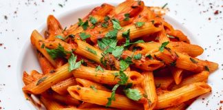 Penne Arabiata: Baharatlı ve Lezzetli İtalyan Makarnası İtalyan mutfağının vazgeçilmezlerinden biri olan penne arabiata, baharatlı sosu ve pratik hazırlanışıyla dünya genelinde popüler bir yemek hâline gelmiştir. “Arabiata” kelimesi İtalyanca’da “öfkeli” anlamına gelir ve yemeğin acı kırmızı biberleriyle karakterize edilen lezzetini tanımlar. Bu özel makarna, özellikle hızlı ve lezzetli bir öğün arayanların favorisi olmuştur. Konulu bir haber görseli.
