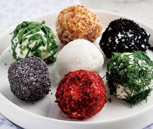 Peynir topu, özellikle atıştırmalık ve mezeler arasında kendine özgü bir yer edinmiş, dışı çıtır ve içi eriyen yapısıyla öne çıkan lezzetlerden biridir. Kökeni Avrupa mutfağına dayanan peynir topları, farklı peynir çeşitleri ve pane harcıyla hazırlanarak hem evlerde hem de restoranlarda sıkça tüketilir. Konulu bir haber görseli.