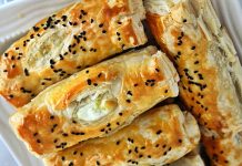 Peynirli börek, Türk mutfağının en özel ve geleneksel lezzetlerinden biridir. Çay saatlerinin en çok aranan eşlikçisi, misafir sofralarının baş tacı ve sabah kahvaltılarının olmazsa olmazı olan bu börek çeşidi, pratik hazırlanışıyla da gönülleri fetheder. Kat kat yufkaların arasına serilen lezzetli peynir harcı sayesinde ortaya çıkan doyurucu tat, hem günlük öğünlerde hem de özel davetlerde sıklıkla tercih edilir. Bugün, peynirli böreğin tarihinden yapılışına, farklı çeşitlerinden püf noktalarına kadar pek çok detayı keşfedeceğiz. Konulu bir haber görseli.