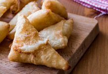 Peynirli muska, özellikle kahvaltılarda, çay saatlerinde ve özel davetlerde sıkça tercih edilen, Türk mutfağının sevilen atıştırmalıklarından biridir. İnce yufkaların içine konulan peynir ile hazırlanan bu küçük üçgenler, hem göze hem damağa hitap eder. Bu yazımızda peynirli muskanın hazırlanışından sunum önerilerine, malzeme çeşitlerinden püf noktalarına kadar her detayı inceleyeceğiz. Konulu bir haber görseli.