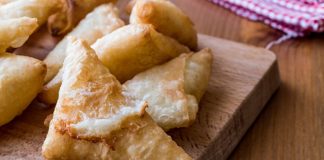 Peynirli muska, özellikle kahvaltılarda, çay saatlerinde ve özel davetlerde sıkça tercih edilen, Türk mutfağının sevilen atıştırmalıklarından biridir. İnce yufkaların içine konulan peynir ile hazırlanan bu küçük üçgenler, hem göze hem damağa hitap eder. Bu yazımızda peynirli muskanın hazırlanışından sunum önerilerine, malzeme çeşitlerinden püf noktalarına kadar her detayı inceleyeceğiz. Konulu bir haber görseli.