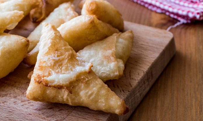 Peynirli muska, özellikle kahvaltılarda, çay saatlerinde ve özel davetlerde sıkça tercih edilen, Türk mutfağının sevilen atıştırmalıklarından biridir. İnce yufkaların içine konulan peynir ile hazırlanan bu küçük üçgenler, hem göze hem damağa hitap eder. Bu yazımızda peynirli muskanın hazırlanışından sunum önerilerine, malzeme çeşitlerinden püf noktalarına kadar her detayı inceleyeceğiz. Konulu bir haber görseli.