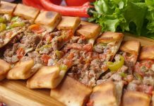 Türk mutfağının en özel hamur işleri arasında yer alan pide, yüzyıllar boyunca Anadolu’nun farklı bölgelerinde şekillenerek günümüze ulaşmıştır. İnce ya da kalın açılan hamurun üzerine kıyma, peynir, sucuk ya da sebzelerle hazırlanan malzemelerin eklenmesiyle pişirilen pide, hem doyurucu hem de lezzetli bir yiyecek olarak sofralarda yer alır. Osmanlı mutfak kültüründen izler taşıyan pide, özellikle taş fırınlarda pişirildiğinde kendine has aromasını bulur. Konulu bir haber görseli.