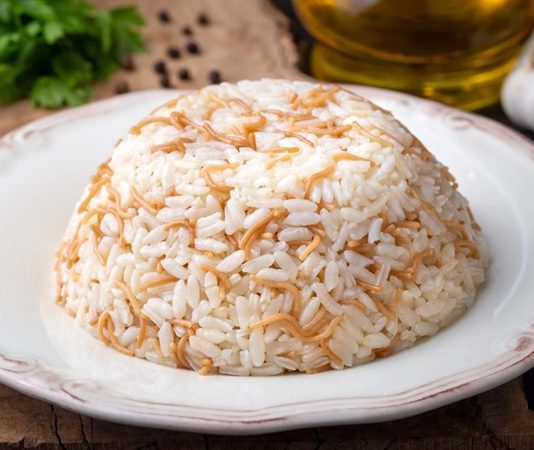 Pirinç pilavı, Türk mutfağının klasik yemeklerinden biri olarak yüzyıllardır sofralarda yer alıyor. Hafif, lezzetli ve doyurucu bir seçenek olması, onu hem günlük hem de özel yemeklerin vazgeçilmezi hâline getiriyor. Pilavın hazırlanışındaki incelikler ve malzeme seçimi, yemeğin lezzetini doğrudan etkiliyor. Konulu bir haber görseli.