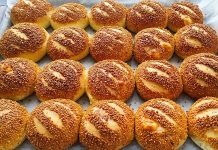 Poğaça, Türk mutfağının en sevilen hamur işlerinden biridir. Genellikle kahvaltılarda, çay saatlerinde ve ara öğünlerde tercih edilen poğaça, yumuşak dokusu ve lezzetli iç harcı ile öne çıkar. Tarihi kökenleri Osmanlı mutfağına kadar uzanan poğaça, farklı iç malzemelerle zenginleştirilerek günümüzde birçok çeşitte tüketilmektedir. Konulu bir haber görseli.