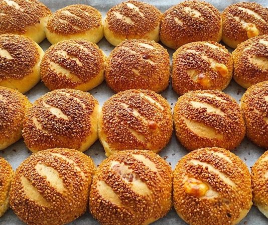 Poğaça: Gelenekten Moderne Uzanan Lezzet Yolculuğu Poğaça, Türk mutfağının en sevilen hamur işlerinden biridir. Genellikle kahvaltılarda, çay saatlerinde ve ara öğünlerde tercih edilen poğaça, yumuşak dokusu ve lezzetli iç harcı ile öne çıkar. Tarihi kökenleri Osmanlı mutfağına kadar uzanan poğaça, farklı iç malzemelerle zenginleştirilerek günümüzde birçok çeşitte tüketilmektedir. Konulu bir haber görseli.