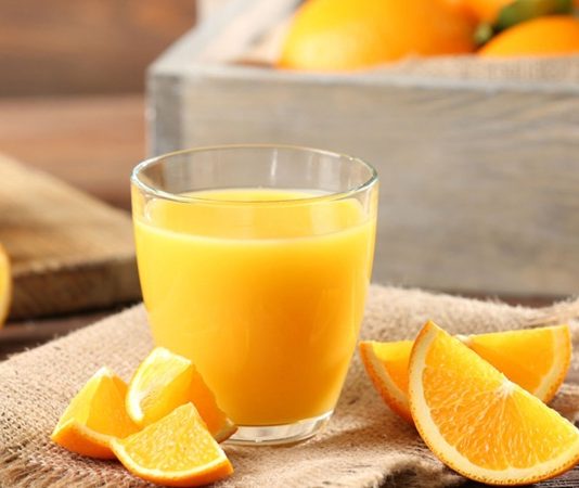 Portakal suyu, sağlıklı yaşamın vazgeçilmez içeceklerinden biri olarak öne çıkıyor. Portakal suyu, yüksek oranda C vitamini içerir ve bağışıklık sistemini güçlendirmeye yardımcı olur. Özellikle kış aylarında hastalıklara karşı koruyucu etkisi ile bilinir. Düzenli olarak tüketilen taze portakal suyu, enerji seviyelerini artırır ve günlük vitamin ihtiyacını karşılamaya katkı sağlar. Konulu bir haber görseli.