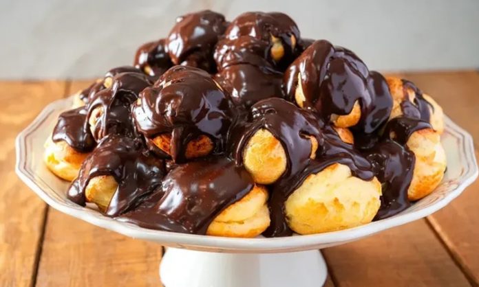 Profiterol Küçük Tatlıların Büyük Keyfi Profiterol, Fransız mutfağından çıkmış, ince ve hafif hamurun içine krem doldurularak yapılan bir tatlıdır. İlk olarak 16. yüzyılda Fransa’da ortaya çıkan bu lezzet, kısa sürede Avrupa’nın farklı bölgelerine yayılmıştır. Hafif yapısı ve şık sunumuyla profiterol, özel günler ve davet sofralarının vazgeçilmezi haline gelmiştir. Konulu bir haber görseli.