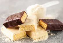 Günümüzde protein barlar, sporcular, yoğun çalışanlar ve sağlıklı beslenmeyi tercih eden kişiler arasında giderek popülerleşiyor. Bu barlar, pratik ve taşınabilir yapıları sayesinde, hızlı enerji ve protein ihtiyacını karşılamak için ideal bir seçenek sunuyor. Protein barlar, özellikle spor sonrası kas onarımı ve tok kalma süresi açısından önemli bir rol oynuyor. Konulu bir haber görseli.