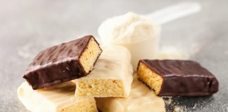 Günümüzde protein barlar, sporcular, yoğun çalışanlar ve sağlıklı beslenmeyi tercih eden kişiler arasında giderek popülerleşiyor. Bu barlar, pratik ve taşınabilir yapıları sayesinde, hızlı enerji ve protein ihtiyacını karşılamak için ideal bir seçenek sunuyor. Protein barlar, özellikle spor sonrası kas onarımı ve tok kalma süresi açısından önemli bir rol oynuyor. Konulu bir haber görseli.