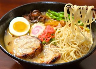 Ramen, kökeni Çin’e dayanan ancak Japonya’da farklı bir kimlik kazanmış olan bir yemektir. İlk olarak Çin’den Japonya’ya geçen bu yemek, zamanla Japon mutfağının ayrılmaz bir parçası haline gelmiştir. Japonya’da özellikle 19. yüzyılın sonlarına doğru popülerleşmeye başlayan ramen, bugün sadece Japonya’da değil, dünyanın birçok ülkesinde de sevilerek tüketilmektedir. Ucuz, hızlı ve lezzetli bir yemek olması onun geniş kitlelere ulaşmasını sağlamıştır. Konulu bir haber görseli.