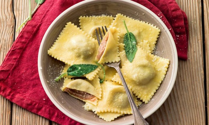 Ravioli İtalyan Mutfağının Dolgulu Makarna Lezzeti Ravioli, İtalyan mutfağının klasikleşmiş dolma makarna çeşitlerinden biridir. Genellikle küçük kare veya yarım ay şekillerinde hazırlanır ve iç harcı çeşitli malzemelerle doldurulur. Bu makarna türü, Orta Çağ’a kadar uzanan köklü bir geçmişe sahiptir ve İtalya’nın farklı bölgelerinde farklı içeriklerle hazırlanır. Konulu bir haber görseli.