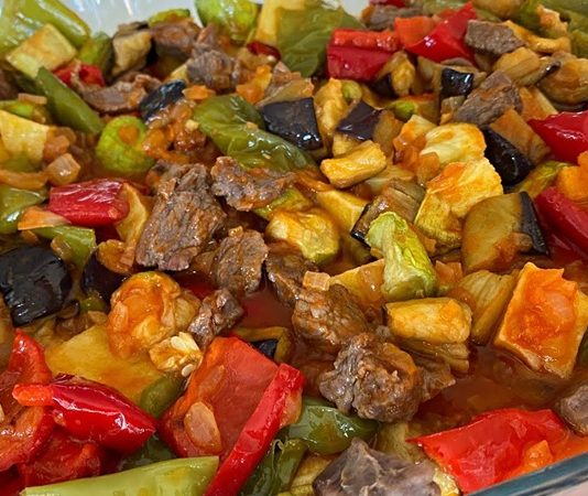 Evlerde sıkça tercih edilen etli sebze yemeği, hem besleyici hem de lezzetli bir öğün alternatifi sunar. Et ve sebzelerin dengeli birleşimi, yemeğe hem renk hem de aroma katar. Yemeği hazırlarken kullanılacak etin kalitesi, pişirme süresi ve sebzelerin tazeliği lezzeti doğrudan etkiler. Örneğin, dana eti kullanıyorsanız etin yağ oranına dikkat etmek, yemeğin ağızda dağılan bir kıvama sahip olmasını sağlar. Tavuk eti ise daha hafif bir tat sunar ve özellikle yaz aylarında tercih edilir. Konulu bir haber görseli.