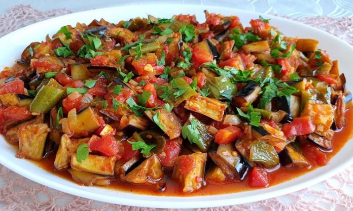 Şakşuka, özellikle Türk mutfağının sevilen sebze yemeklerinden biridir ve hem görselliği hem de lezzeti ile öne çıkar. Şakşuka, kızartılmış patlıcan, biber, domates ve sarımsak ile hazırlanan, hafif ve besleyici bir yemektir. İçerdiği sebzeler, vitamin ve mineral açısından zengin olduğu için vücuda enerji sağlar ve bağışıklık sistemini destekler. Zeytinyağı ile yapılan şakşuka, sağlıklı yağ alımını destekler ve kalp sağlığına katkıda bulunur. Konulu bir haber görseli.