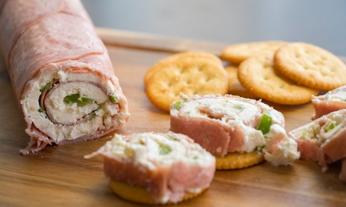 Salam rulo, hem görsel şıklığı hem de pratik hazırlanışıyla sofralarda sıkça tercih edilen lezzetlerden biridir. Özellikle davetlerde, kahvaltılarda ya da ara öğünlerde sunumlara zarafet katmak için kullanılan salam rulo, farklı malzemelerle zenginleştirilerek çeşitlendirilebilir. İnce dilimlenmiş salamların peynir, sebze ya da soslarla birleşmesiyle hazırlanan bu lezzet, hem çocuklar hem de yetişkinler için oldukça caziptir. Konulu bir haber görseli.