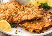 Schnitzel, Almanya ve Avusturya mutfaklarının en bilinen yemeklerinden biridir. İnce dilimlenmiş etin pane harcıyla kaplanıp kızartılmasıyla elde edilen bu lezzet, hem sokak yemekleri hem de restoran menülerinde sıklıkla yer alır. İsmi Almanca “dilim” anlamına gelen “Schnitt” kelimesinden türemiştir ve geleneksel olarak dana veya tavuk eti kullanılır. Konulu bir haber görseli.