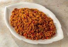 Sebzeli Bulgur Pilavı: Sağlıklı Ve Lezzetli Sofraların Vazgeçilmezi Sebzeli bulgur pilavı, Türk mutfağında hem besleyici hem de pratik bir yemek olarak bilinir. Yüzyıllardır sofralarda yer alan bu tarif, özellikle bulgurun besin değerleriyle birleştiğinde hem doyurucu hem de sağlıklı bir öğün sunar.