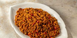 Sebzeli bulgur pilavı, Türk mutfağında hem besleyici hem de pratik bir yemek olarak bilinir. Yüzyıllardır sofralarda yer alan bu tarif, özellikle bulgurun besin değerleriyle birleştiğinde hem doyurucu hem de sağlıklı bir öğün sunar.