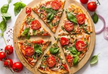Sebzeli pizza, İtalyan mutfağının klasik pizzalarından türeyen sağlıklı ve lezzetli bir alternatiftir. Bu pizza çeşidi, özellikle taze sebzeler ve peynir kombinasyonuyla sofralara renk ve aroma katar. İlk olarak Napoli’de ortaya çıkan pizza kültürü, sebzelerin kullanımıyla daha sağlıklı ve hafif bir boyut kazanmıştır. Konulu bir haber görseli.
