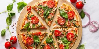 Sebzeli pizza, İtalyan mutfağının klasik pizzalarından türeyen sağlıklı ve lezzetli bir alternatiftir. Bu pizza çeşidi, özellikle taze sebzeler ve peynir kombinasyonuyla sofralara renk ve aroma katar. İlk olarak Napoli’de ortaya çıkan pizza kültürü, sebzelerin kullanımıyla daha sağlıklı ve hafif bir boyut kazanmıştır. Konulu bir haber görseli.