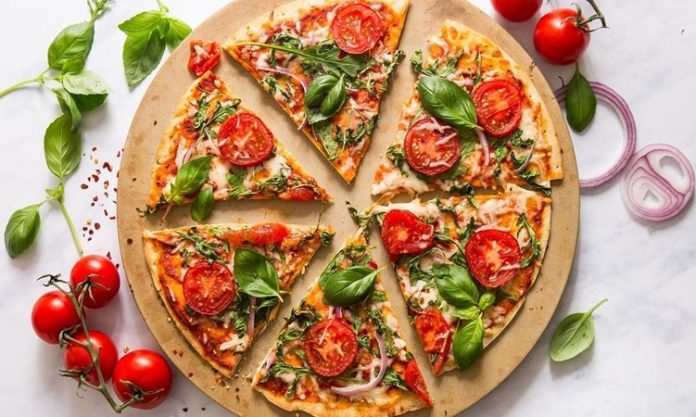 Sebzeli pizza, İtalyan mutfağının klasik pizzalarından türeyen sağlıklı ve lezzetli bir alternatiftir. Bu pizza çeşidi, özellikle taze sebzeler ve peynir kombinasyonuyla sofralara renk ve aroma katar. İlk olarak Napoli’de ortaya çıkan pizza kültürü, sebzelerin kullanımıyla daha sağlıklı ve hafif bir boyut kazanmıştır. Konulu bir haber görseli.
