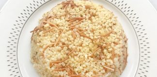 Şehriyeli pilav, Türk mutfağının en klasik ve sevilen yemeklerinden biridir. Tarih boyunca Osmanlı mutfağından günümüz sofralarına kadar uzanan bir lezzet yolculuğuna sahiptir. Küçük pirinç taneleri ve kavrulmuş şehriyelerin birleşimi, pilava hem doku hem de aroma kazandırır. Konulu bir haber görseli.