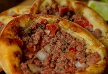 Sfiha, Ortadoğu mutfağının kendine has hamur işleri arasında öne çıkan bir lezzettir. İnce açılmış hamurun üzerine kıyma, soğan, baharat ve bazen sebze ile hazırlanan sfiha, hem atıştırmalık hem de ana öğün olarak tercih edilir. Özellikle Lübnan, Suriye ve Türkiye’nin bazı bölgelerinde geleneksel olarak tüketilen bu lezzet, şehir mutfaklarında da popülerliğini koruyor. Konulu bir haber görseli.