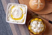 Labne tabağı, kahvaltılardan akşam yemeklerine kadar her sofrada kendine yer bulan lezzetli ve şık bir sunum aracıdır. Kremsi yapısıyla öne çıkan labne, hem hafif hem de doyurucu olmasıyla birçok kişinin tercih ettiği bir peynirdir. Özellikle kahvaltı sofralarında farklı garnitürlerle süslenen labne tabağı, hem göze hitap eder hem de sofraya estetik bir hava katar. Konulu bir haber görseli.