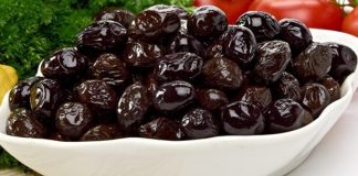 Siyah zeytin, Akdeniz mutfağının vazgeçilmez lezzetlerinden biri olarak sofralarda özel bir yer edinir. Özellikle kahvaltılarda, mezelerde veya yemeklerin yanında sunulan siyah zeytin, hem besleyici hem de aromatik bir seçenek sunar. Zeytin, içerdiği sağlıklı yağlar, vitaminler ve mineraller ile dengeli beslenmeye katkı sağlar. Ayrıca sofralara sunduğu koyu renk ve kendine has aromasıyla görsellik katar. Konulu bir haber görseli.