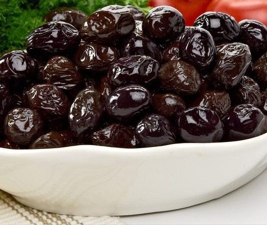 Siyah zeytin, Akdeniz mutfağının vazgeçilmez lezzetlerinden biri olarak sofralarda özel bir yer edinir. Özellikle kahvaltılarda, mezelerde veya yemeklerin yanında sunulan siyah zeytin, hem besleyici hem de aromatik bir seçenek sunar. Zeytin, içerdiği sağlıklı yağlar, vitaminler ve mineraller ile dengeli beslenmeye katkı sağlar. Ayrıca sofralara sunduğu koyu renk ve kendine has aromasıyla görsellik katar. Konulu bir haber görseli.