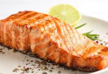 Somon ızgara, taze somon balığının özel marine sosları veya baharatlarla hazırlanıp, yüksek ateşte pişirilmesiyle elde edilen nefis bir yemektir. Izgara yöntemi, balığın doğal lezzetini ve omega-3 bakımından zengin yapısını korumasını sağlar. Sağlıklı beslenmeye önem verenler için ideal bir öğün seçeneğidir. Konulu bir haber görseli.