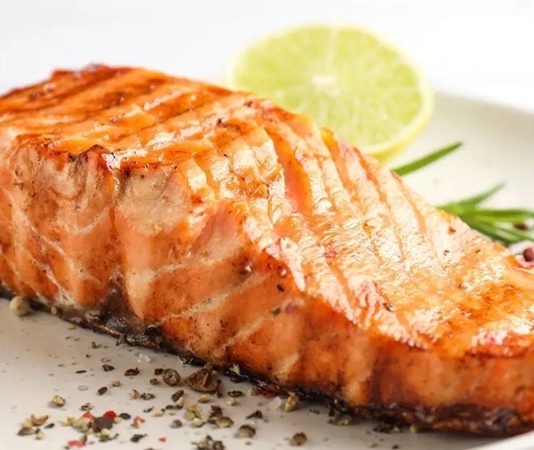 Somon ızgara, taze somon balığının özel marine sosları veya baharatlarla hazırlanıp, yüksek ateşte pişirilmesiyle elde edilen nefis bir yemektir. Izgara yöntemi, balığın doğal lezzetini ve omega-3 bakımından zengin yapısını korumasını sağlar. Sağlıklı beslenmeye önem verenler için ideal bir öğün seçeneğidir. Konulu bir haber görseli.