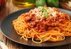 İtalyan mutfağının vazgeçilmezlerinden biri olan spagetti bolognese, hem pratik hazırlanışı hem de lezzetli sosuyla dünya genelinde sofralarda yer alıyor. Kıyma ve domates sosunun uyumu, spagetti ile birleştiğinde ortaya doyurucu ve lezzetli bir yemek çıkıyor. Bu yemek, özellikle akşam yemeklerinde hem ana yemek hem de hızlı bir öğün alternatifi olarak tercih ediliyor. Konulu bir haber görseli.